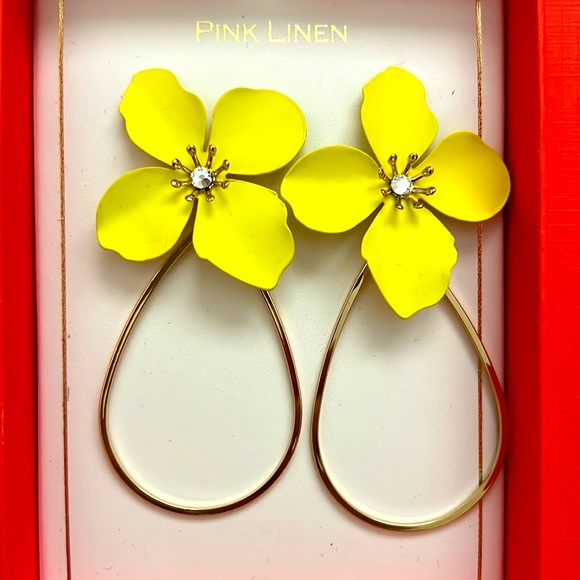 BRAND NEW Yellow Flower Earrings - Picture 2 of 2